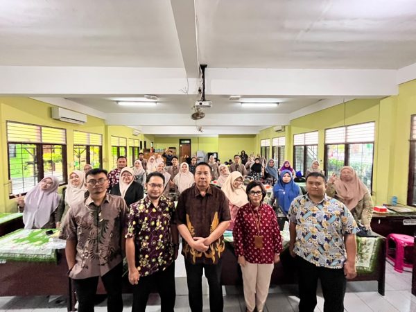 Kolaborasi Universitas Katolik Widya Mandala Surabaya dalam Pelatihan AI sebagai Partner Pembelajaran di SMA Negeri 9 Surabaya